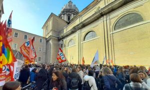Le maestre precarie in presidio sotto al Dipartimento Funzione pubblica: "Assunzione o rivoluzione"