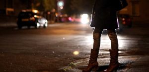 Infastidiscono prostitute: spedizione punitiva e auto spaccata a bastonate