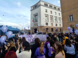 Disturbi del comportamento alimentare, studenti in piazza contro il governo: "Fondi tagliati"