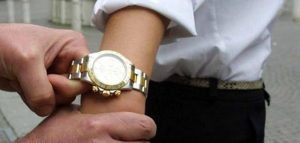 Imprenditore sulla Ferrari rapinato da ladri armati, rubato orologio da 38 mila euro