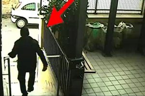 Il rapinatore solitario incubo dei negozianti e degli anziani. Una pensionata seguita fin dentro il palazzo