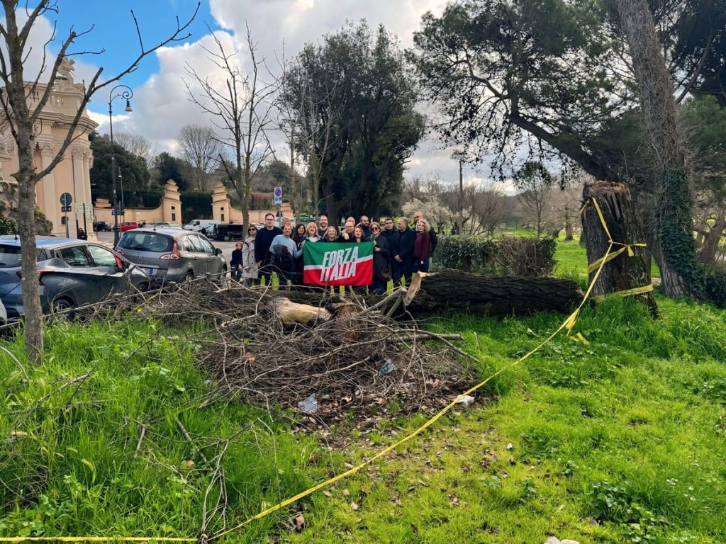 L'assessora regionale denuncia "il degrado di Villa Borghese" e attacca Gualtieri