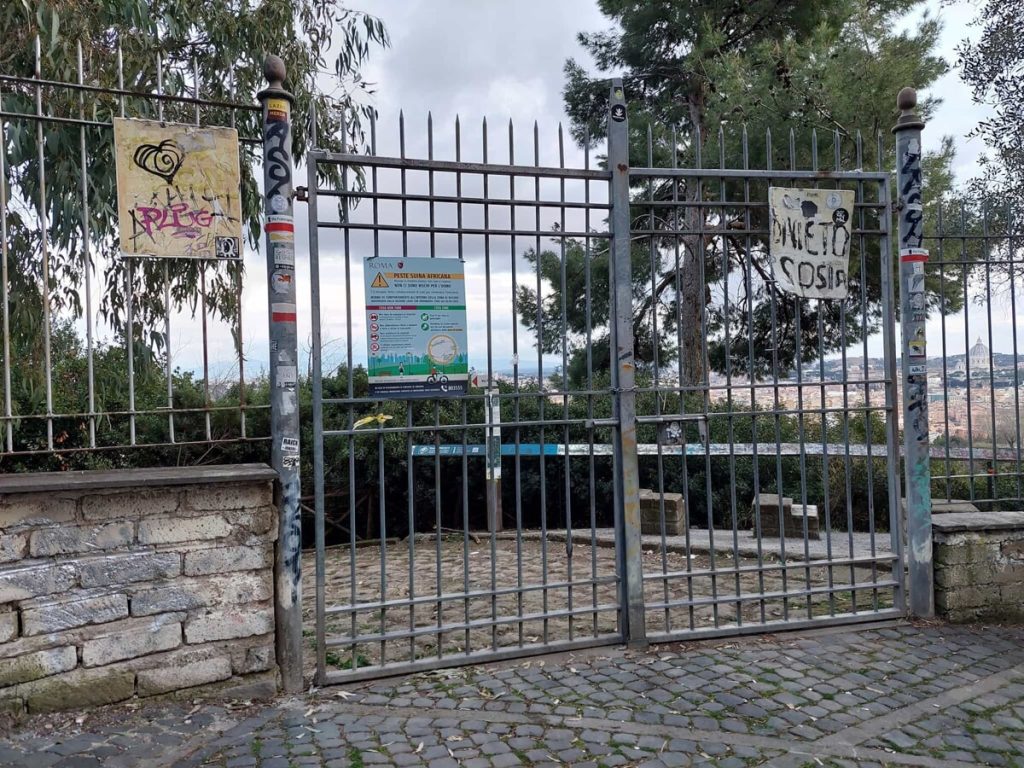 Monte Mario, dopo il taglio di 400 pini riaperto il parco: ora vanno sostituiti gli alberi abbattuti