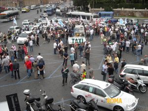 L'Antitrust chiede (di nuovo) più licenze per i taxi a Roma. Scatta lo sciopero