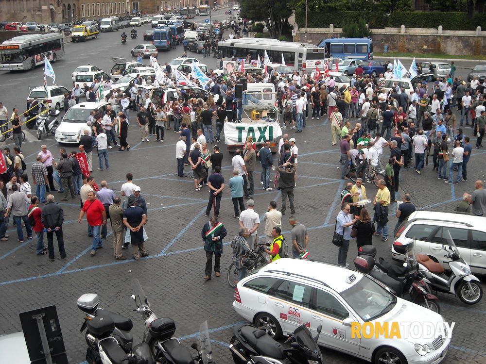 L'Antitrust chiede (di nuovo) più licenze per i taxi a Roma. Scatta lo sciopero