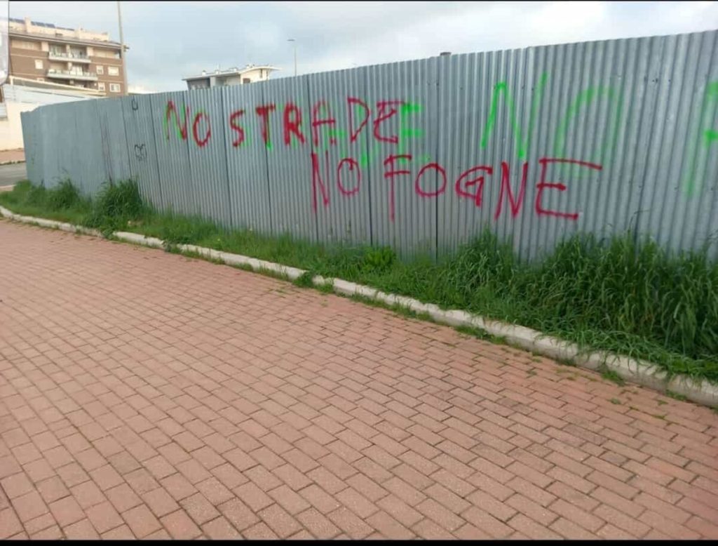 "No strade no fogne": la rabbia dei cittadini di Torresina 2