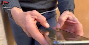 Rubano smartphone alla figlia, madre chiama e risponde il ladro: "Se vuoi riaverlo devi darmi 50 euro"
