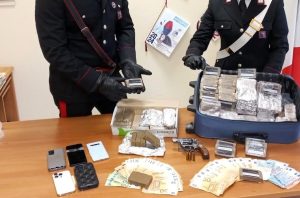 Blitz nel fortino della droga, una pistola e 21 chili di hashish in casa e in garage
