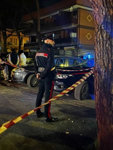 Due ragazzi gambizzati fuori da un bar, un avvertimento per rimetterli a posto. C'è l'ombra della droga