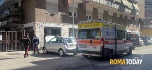 Gambizzato alla Magliana, blitz nel quartiere alla ricerca di indizi. Trovato un uomo armato
