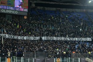 Crisi Lazio, i tifosi contestano Lotito e Sarri