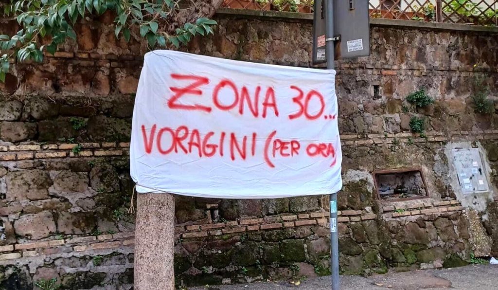 Via Dulceri "zona 30...voragini", lo striscione dei residenti che vogliono l'isola ambientale