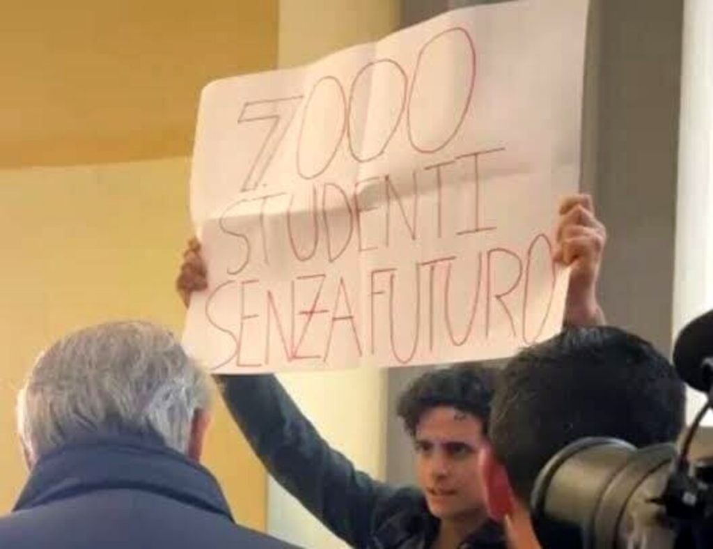 Il presidente Rocca contestato dagli studenti della Sapienza: "Dov'è il diritto allo studio?"