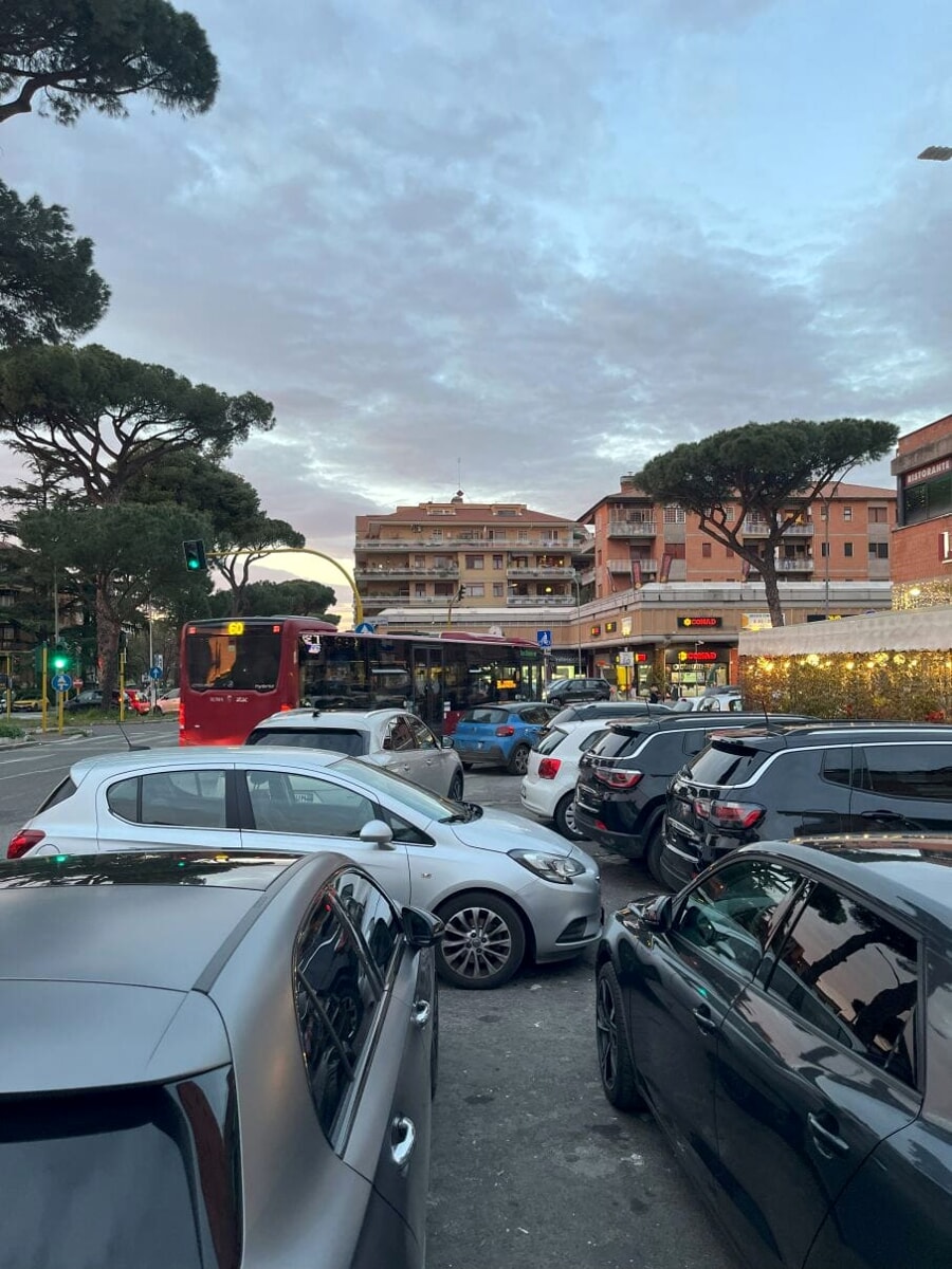 Talenti ostaggio della sosta selvaggia. Residenti esasperati: “Non riusciamo nemmeno a uscire dai garage”