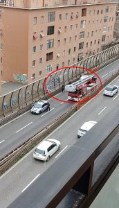 Chiusa la Tangenziale est, il vento forte stacca i pannelli antirumore