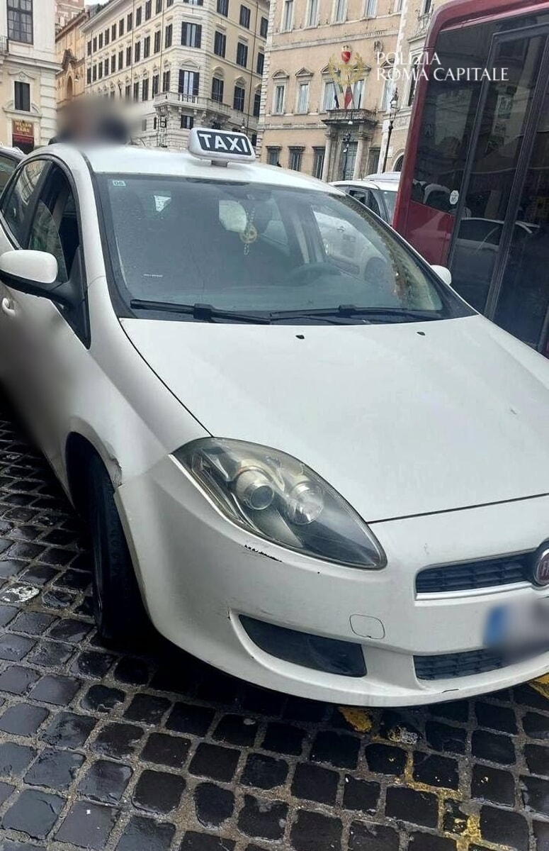 Trasformano le auto in taxi ma non hanno le licenze, fermati con i clienti a bordo
