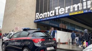 Truffa dello specchietto a Termini: sbatte contro vetture in transito e chiede soldi alle automobiliste