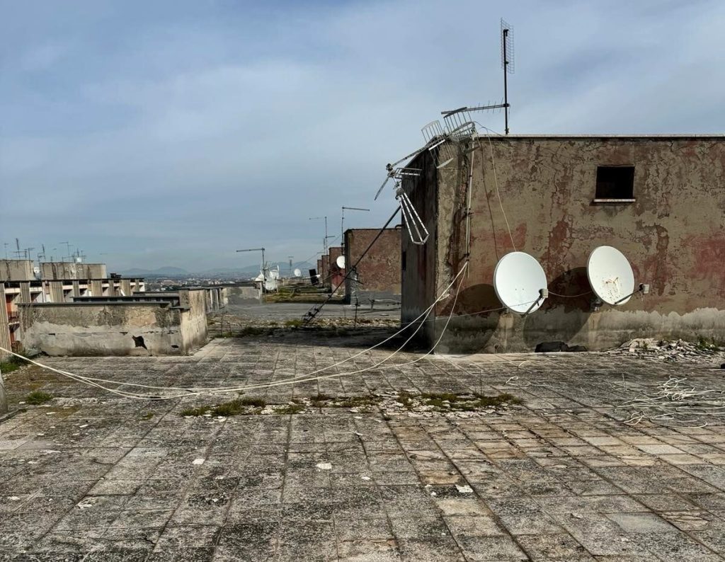 Torre Maura, il palazzo ex Isveur di via delle Cincie avrà un tetto nuovo e impermeabile