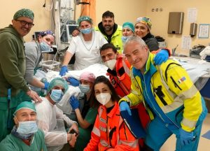 Si sente male nella sala d’attesa di un ospedale: cesareo d’urgenza senza sala parto