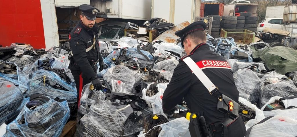 Auto cannibalizzate a Roma, i pezzi finiscono in provincia. Scoperto mega deposito a cielo aperto