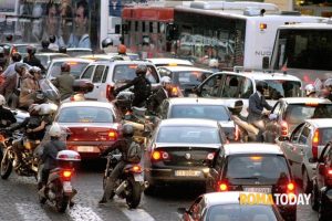 Nel 2023 ogni romano ha perso 107 ore di vita nel traffico