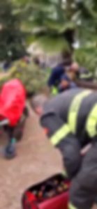 VIDEO | Un uomo resta incastrato in una panchina a piazza Vittorio
