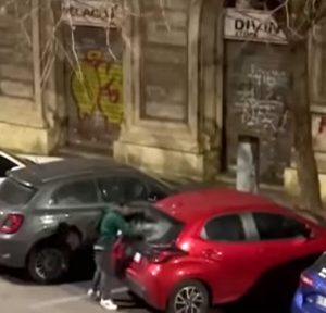 Il vandalo che rovescia cassonetti, danneggia bici e spacca auto in sosta