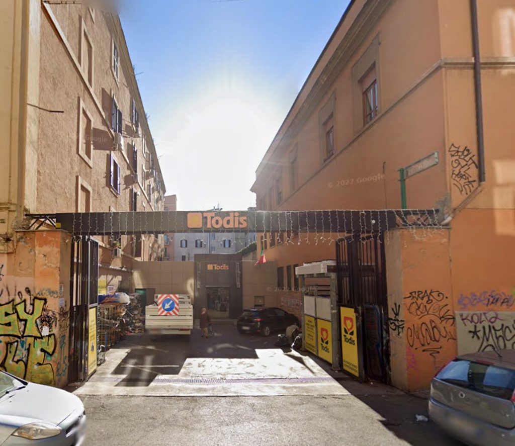 Chiede soldi ai clienti del supermercato, al rifiuto li aggredisce e si spoglia in strada