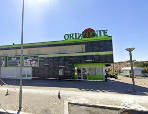 Coltello e pistola minacciano cassiera e rapinano il supermercato