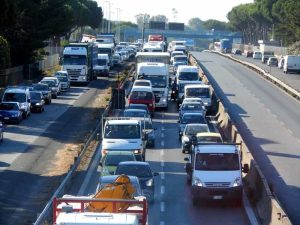 C'è da sistemare il cavalcavia, chiude per una notte la via Pontina. Poi sarà solo ad una corsia