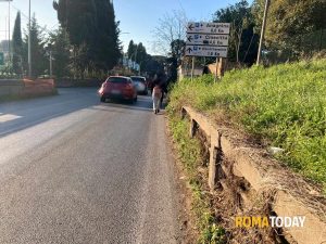 Ragazzo investito da pirata della strada i residenti: "Troppi incidenti, la strada non è sicura"