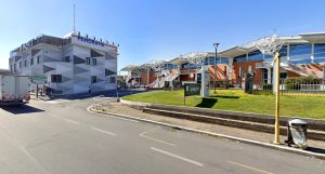 Minaccia la compagna al parcheggio del supermercato: "Ti sparo". Agenti cercano pistola e trovano mezzo chilo di cocaina