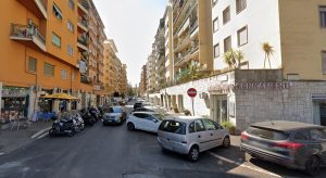 Aggredisce e rapina un passante, bandito incastrato dai cittadini