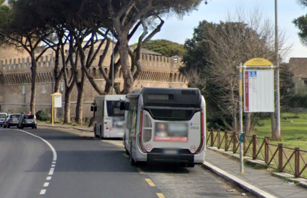 Pretende di salire fuori fermata e blocca la corsa del bus, poi insulta l'autista
