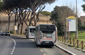 Pretende di salire fuori fermata e blocca la corsa del bus, poi insulta l'autista