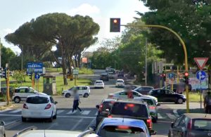 Ferma con l'auto al semaforo viene rapinata della borsa