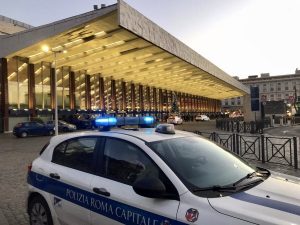 Ruba valigia a una turista a Termini: il ladro localizzato con il gps