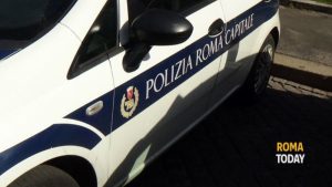 Investito da un furgone nel parcheggio di un negozio: morto 56enne