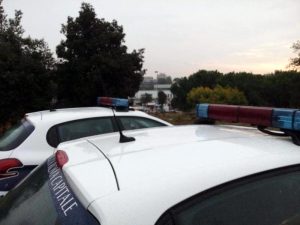 Prima tampona un'auto, poi un cassonetto. In stato di alterazione viene portata in ospedale