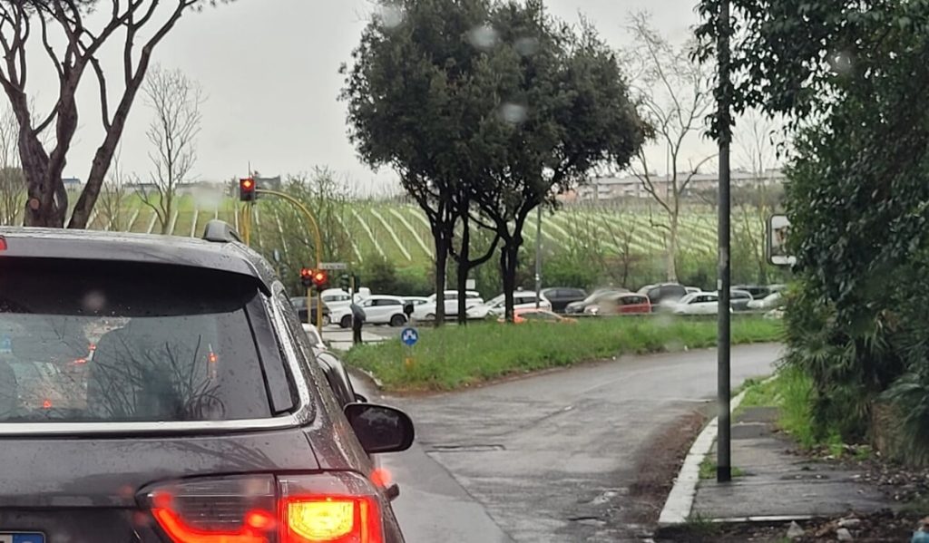 Incidente a Vigna Murata, finisce con l'auto contro albero e segnale stradale: è grave