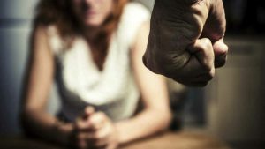 Calci ai fianchi e schiaffi al volto della moglie, allontanato da casa