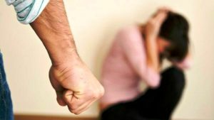 "Mi faccio carcerà, ma ti ammazzo": picchia l'ex compagna fino a farla sanguinare