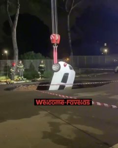 VIDEO | Voragine al Quadraro, le immagini del crollo riprese dai residenti