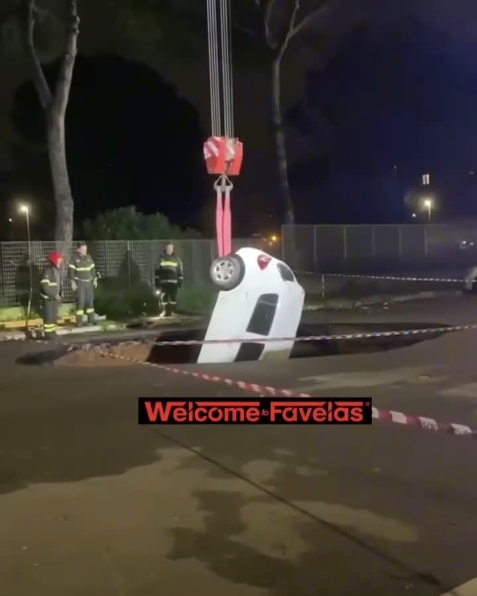 VIDEO | Voragine al Quadraro, le immagini del crollo riprese dai residenti