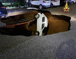 Voragine al Quadraro: lesioni strutturali in una palazzina, evacuate 36 famiglie