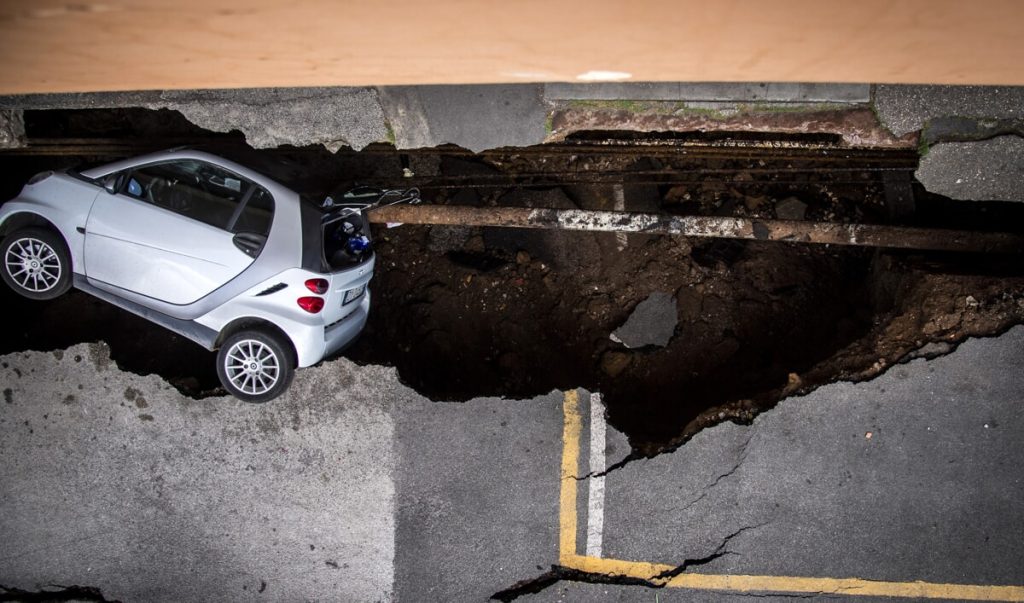 Roma est sprofonda. La mappa delle voragini e le strade più a rischio