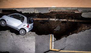 Roma est sprofonda. La mappa delle voragini e le strade più a rischio