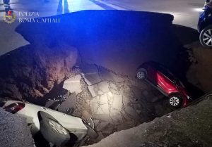 Voragine al Quadraro, la strada sprofonda: inghiottite due auto