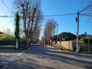 Acilia, c'è una voragine che preoccupa i residenti: "Al di là delle transenne va ispezionata la cavità"