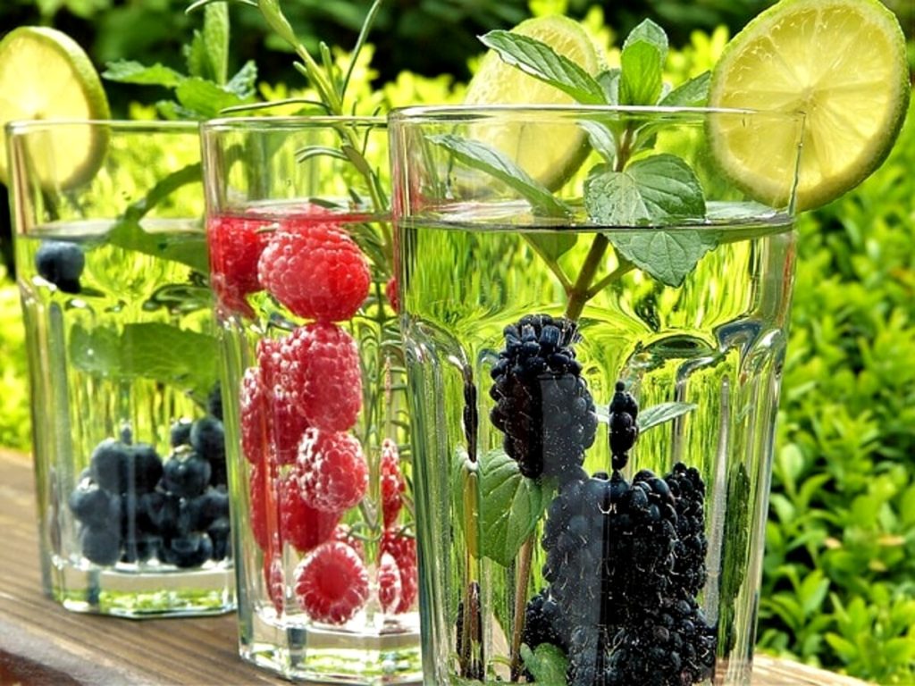 Acque aromatizzate per affrontare l'arrivo del caldo: come prepararle